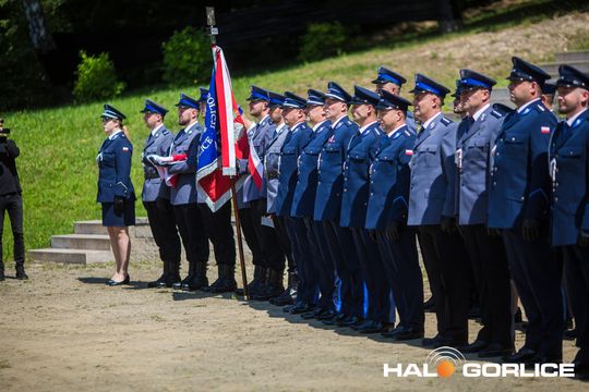 grupa policjatnów na placu podczas uroczystego aplelu