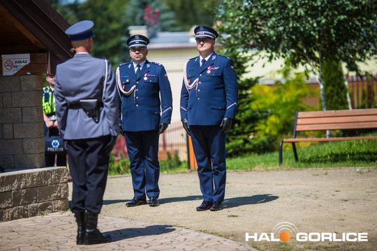 grupa policjatnów na placu podczas uroczystego aplelu