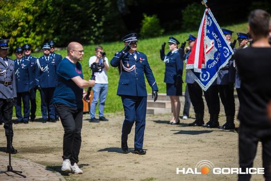 grupa policjatnów na placu podczas uroczystego aplelu
