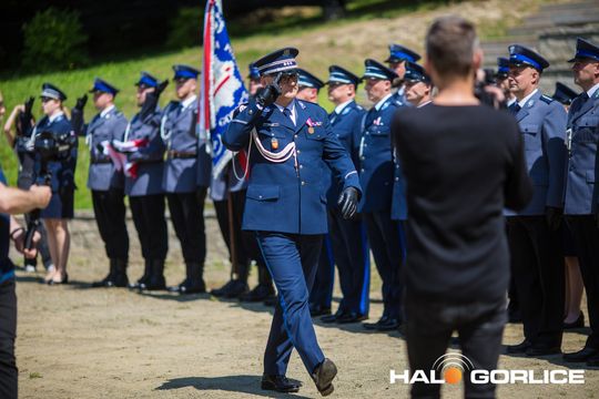 grupa policjatnów na placu podczas uroczystego aplelu