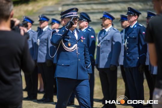 grupa policjatnów na placu podczas uroczystego aplelu