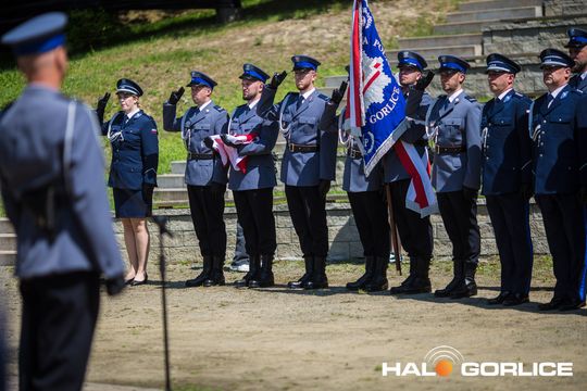 grupa policjatnów na placu podczas uroczystego aplelu