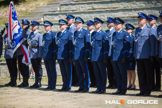 grupa policjatnów na placu podczas uroczystego aplelu