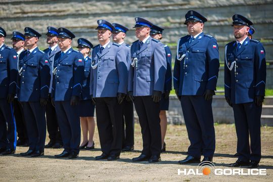 grupa policjatnów na placu podczas uroczystego aplelu
