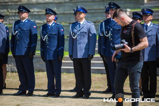 grupa policjatnów na placu podczas uroczystego aplelu