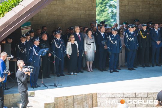grupa policjatnów na placu podczas uroczystego aplelu