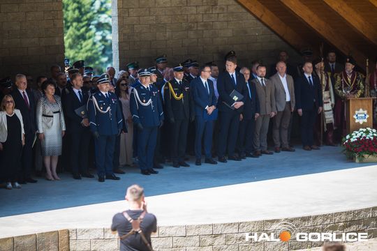 grupa policjatnów na placu podczas uroczystego aplelu