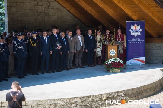 grupa policjatnów na placu podczas uroczystego aplelu