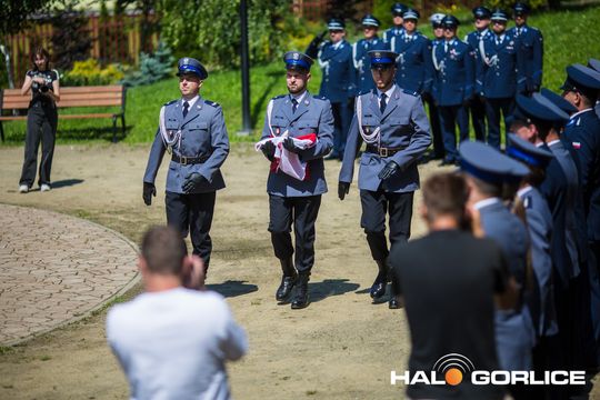grupa policjatnów na placu podczas uroczystego aplelu