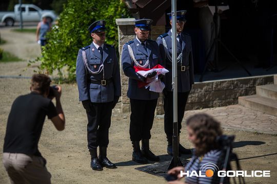 grupa policjatnów na placu podczas uroczystego aplelu