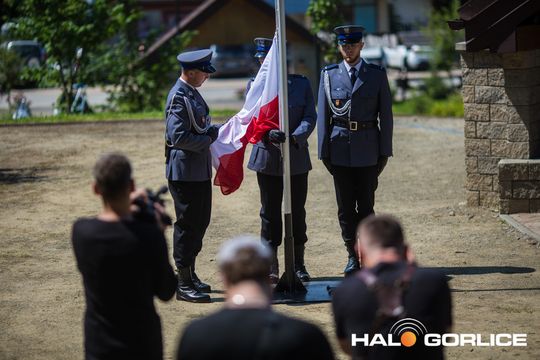 grupa policjatnów na placu podczas uroczystego aplelu