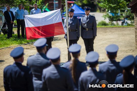 grupa policjatnów na placu podczas uroczystego aplelu