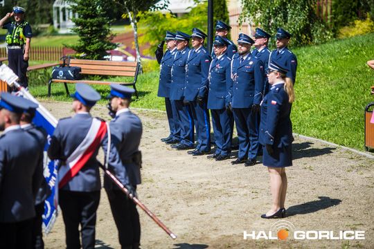 grupa policjatnów na placu podczas uroczystego aplelu