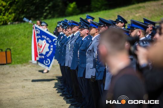 grupa policjatnów na placu podczas uroczystego aplelu