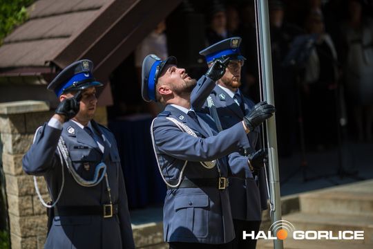 grupa policjatnów na placu podczas uroczystego aplelu