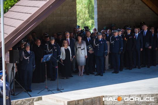 grupa policjatnów na placu podczas uroczystego aplelu