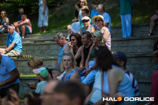 grupa policjatnów na placu podczas uroczystego aplelu