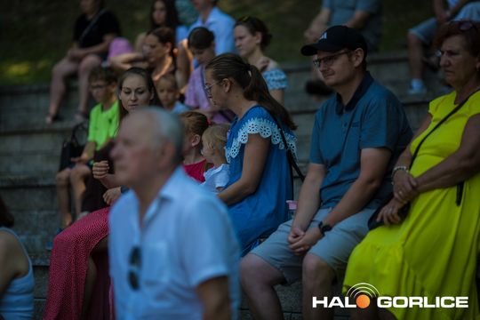 grupa policjatnów na placu podczas uroczystego aplelu