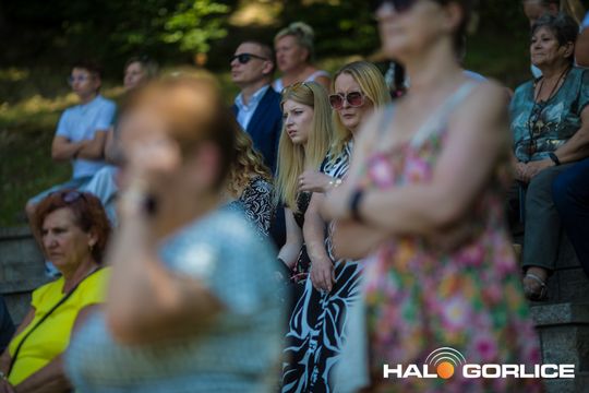 grupa policjatnów na placu podczas uroczystego aplelu