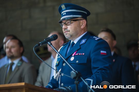 grupa policjatnów na placu podczas uroczystego aplelu