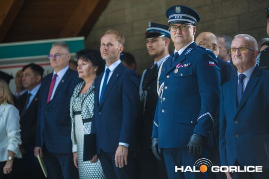 grupa policjatnów na placu podczas uroczystego aplelu