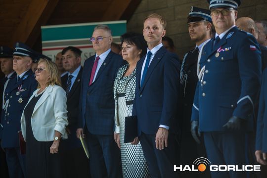 grupa policjatnów na placu podczas uroczystego aplelu