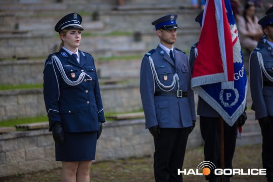 grupa policjatnów na placu podczas uroczystego aplelu
