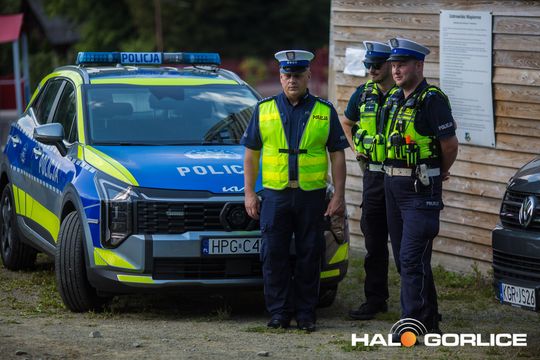 grupa policjatnów na placu podczas uroczystego aplelu