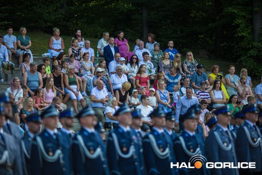 grupa policjatnów na placu podczas uroczystego aplelu