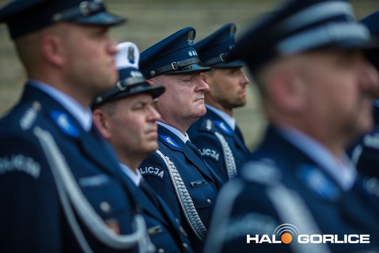 grupa policjatnów na placu podczas uroczystego aplelu