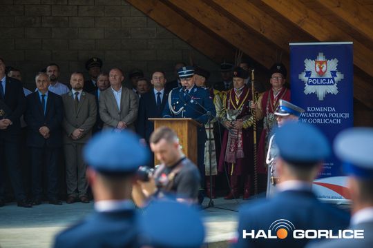 grupa policjatnów na placu podczas uroczystego aplelu
