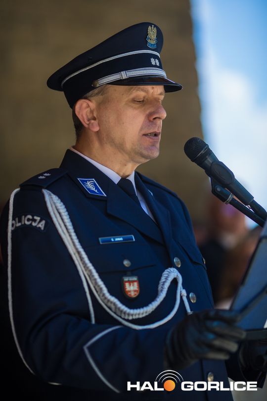 grupa policjatnów na placu podczas uroczystego aplelu