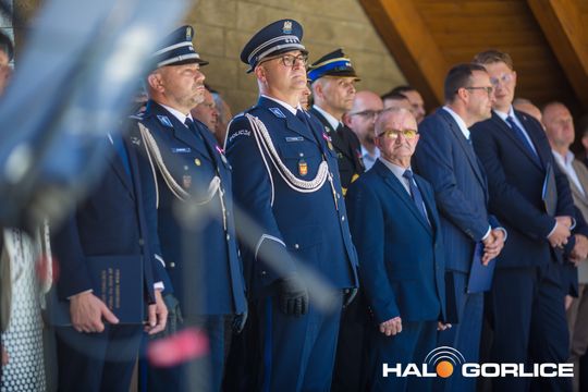 grupa policjatnów na placu podczas uroczystego aplelu
