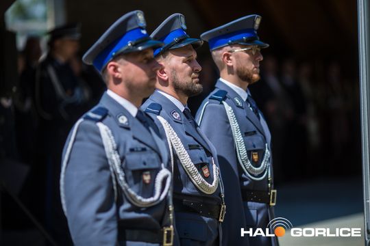 grupa policjatnów na placu podczas uroczystego aplelu