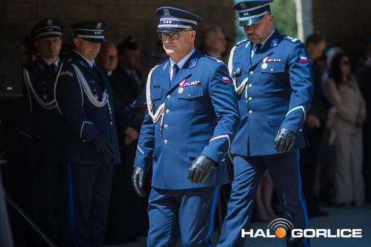 grupa policjatnów na placu podczas uroczystego aplelu