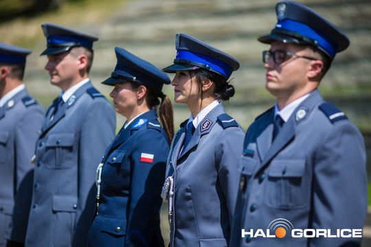 grupa policjatnów na placu podczas uroczystego aplelu