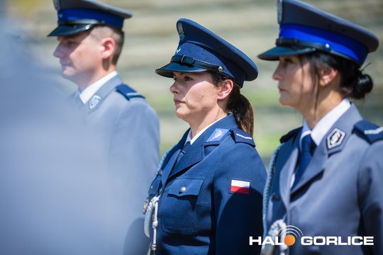 grupa policjatnów na placu podczas uroczystego aplelu