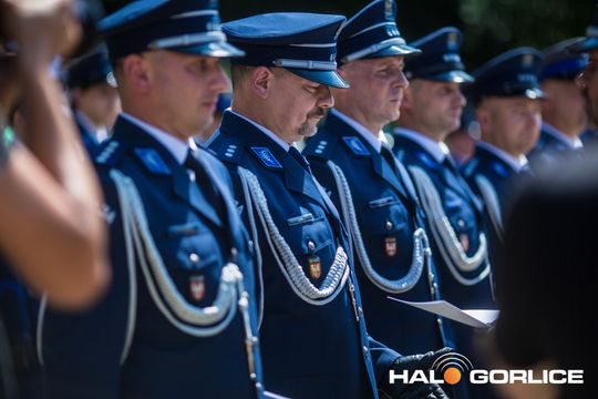 grupa policjatnów na placu podczas uroczystego aplelu