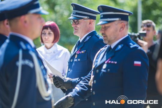 grupa policjatnów na placu podczas uroczystego aplelu