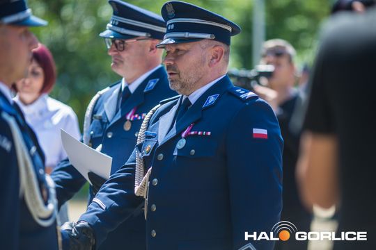grupa policjatnów na placu podczas uroczystego aplelu
