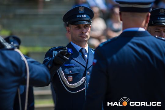 grupa policjatnów na placu podczas uroczystego aplelu