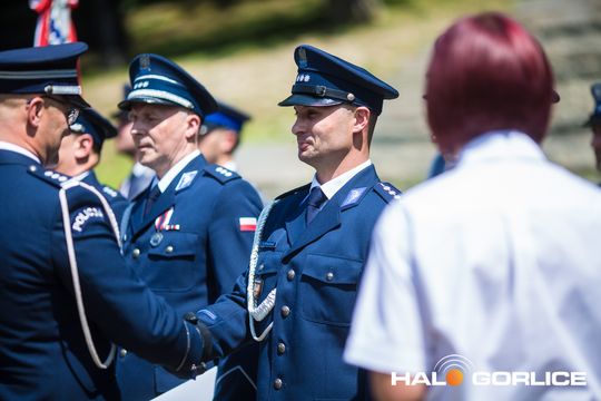 grupa policjatnów na placu podczas uroczystego aplelu