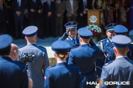 grupa policjatnów na placu podczas uroczystego aplelu