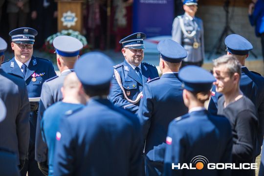grupa policjatnów na placu podczas uroczystego aplelu