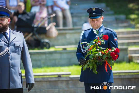 grupa policjatnów na placu podczas uroczystego aplelu