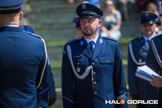grupa policjatnów na placu podczas uroczystego aplelu