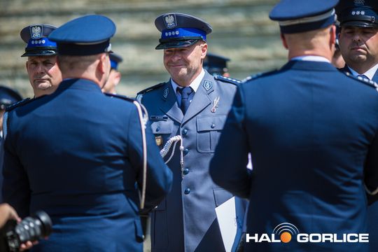 grupa policjatnów na placu podczas uroczystego aplelu