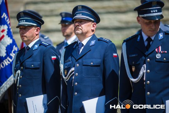 grupa policjatnów na placu podczas uroczystego aplelu