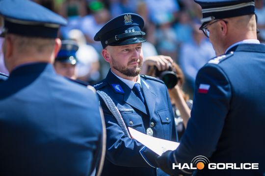 grupa policjatnów na placu podczas uroczystego aplelu