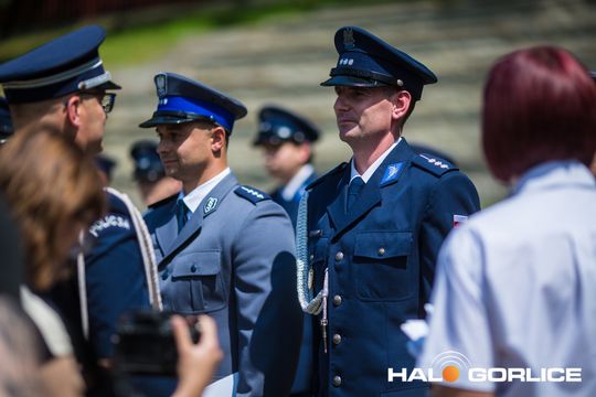grupa policjatnów na placu podczas uroczystego aplelu